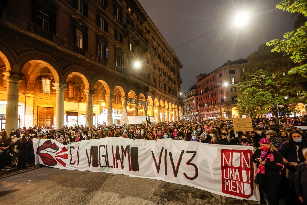 İtalya'da kadına yönelik şiddet protesto edildi