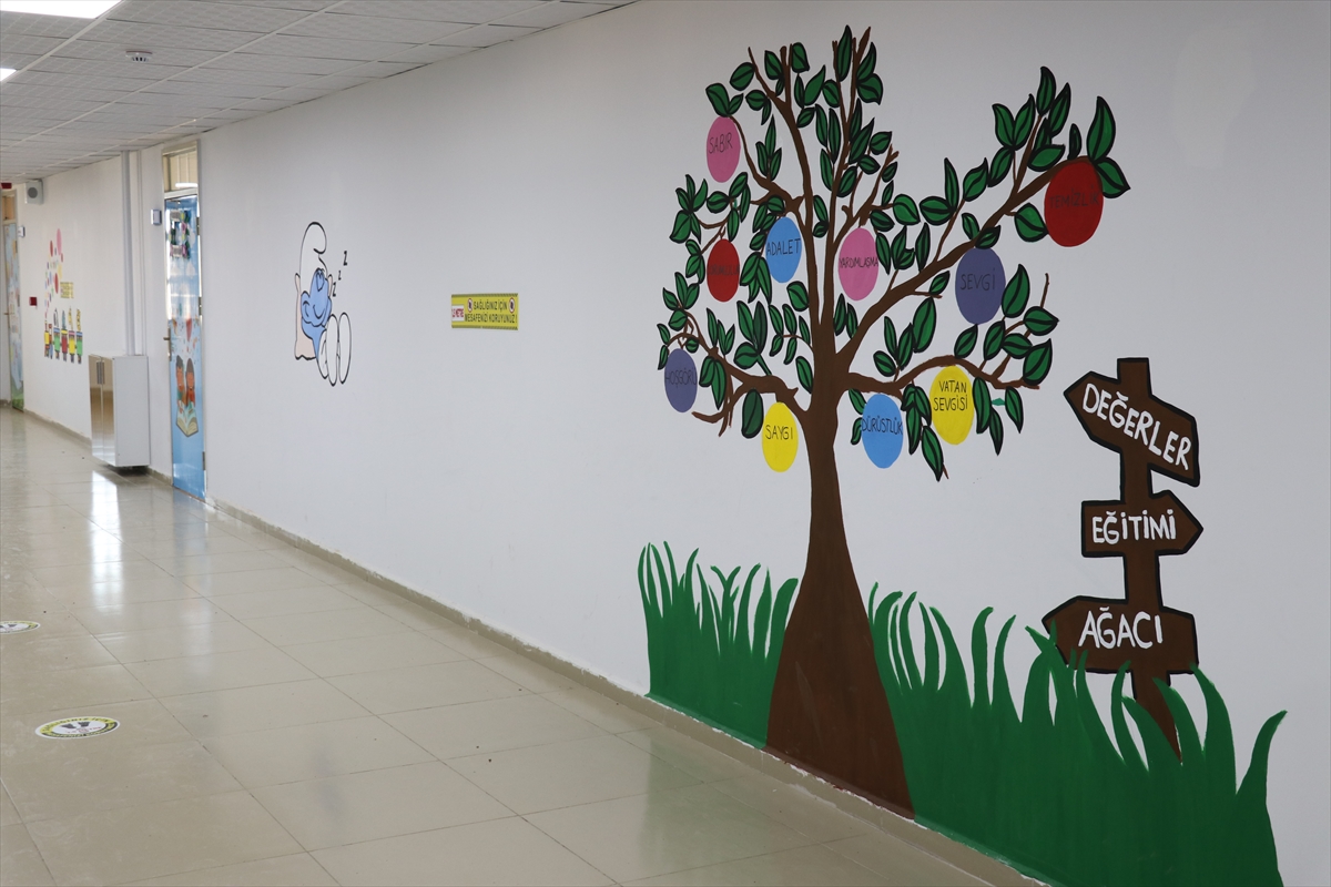 Kadın öğretmenler okullarını resimlerle süslüyor