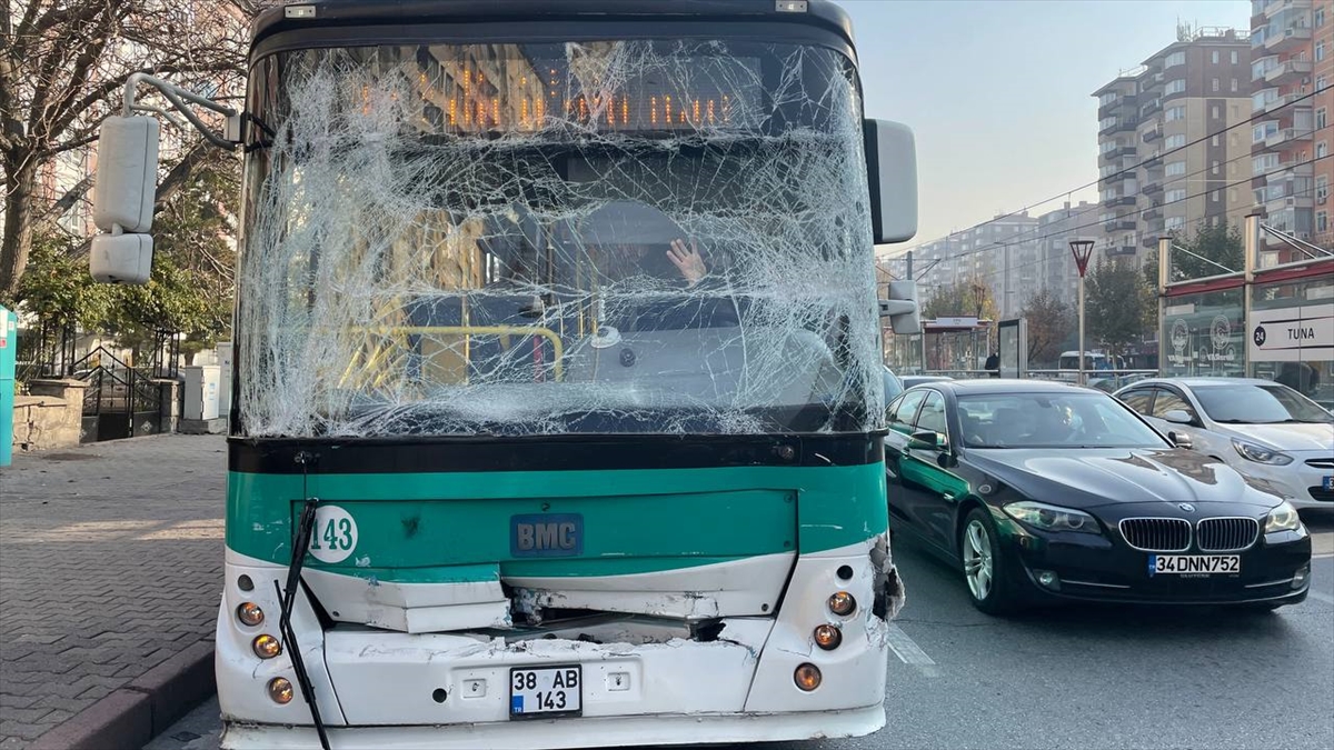 Kayseri'de iki halk otobüsünün karıştığı kazada 13 yolcu yaralandı