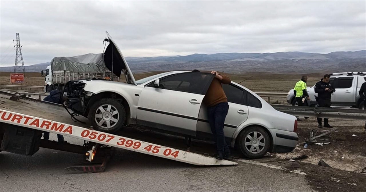 Kırıkkale'de refüjdeki su kanalına düşen otomobilde bulunan 6 kişi yaralandı