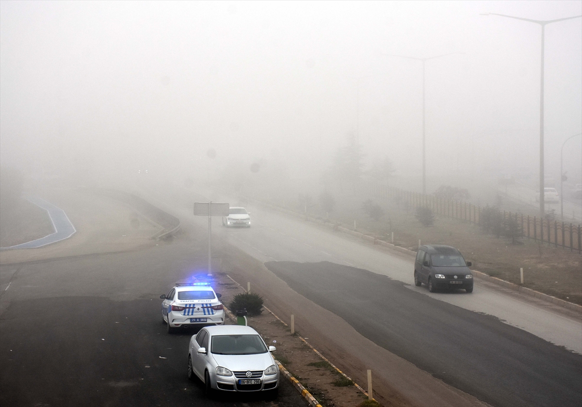 Kırıkkale'de yoğun sis, trafiği yavaşlattı