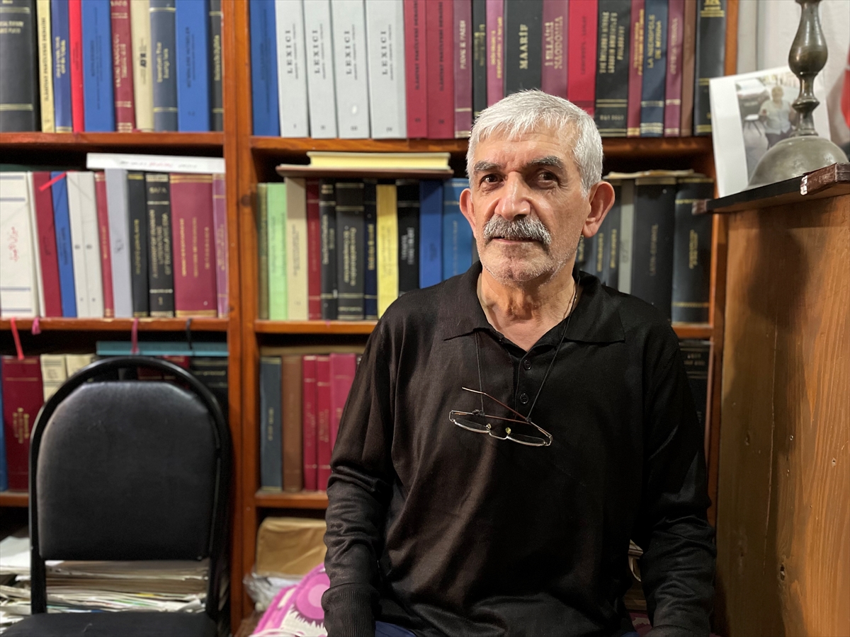 Kitap tutkunu Hanifi Kayan, bulunması imkansız kitap, gazete ve mecmuaları bir araya getiriyor
