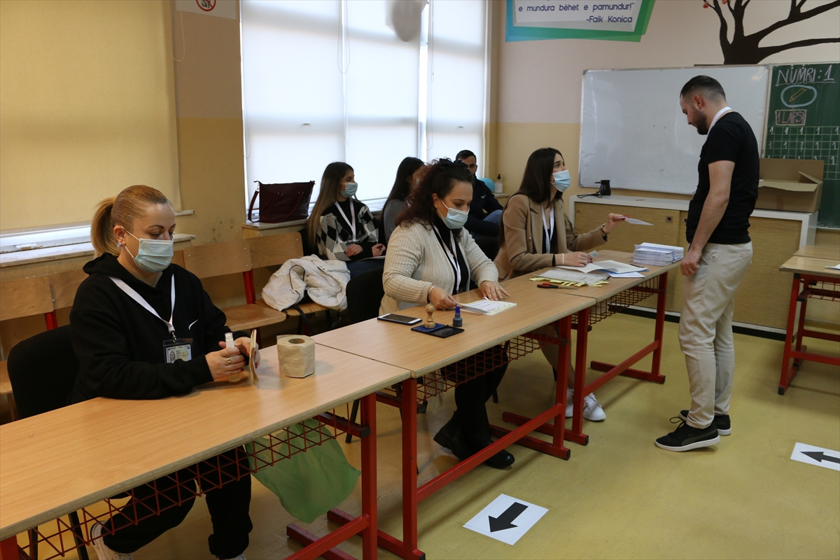 Kosova'da halk, yerel seçimlerin ikinci turu için sandık başında