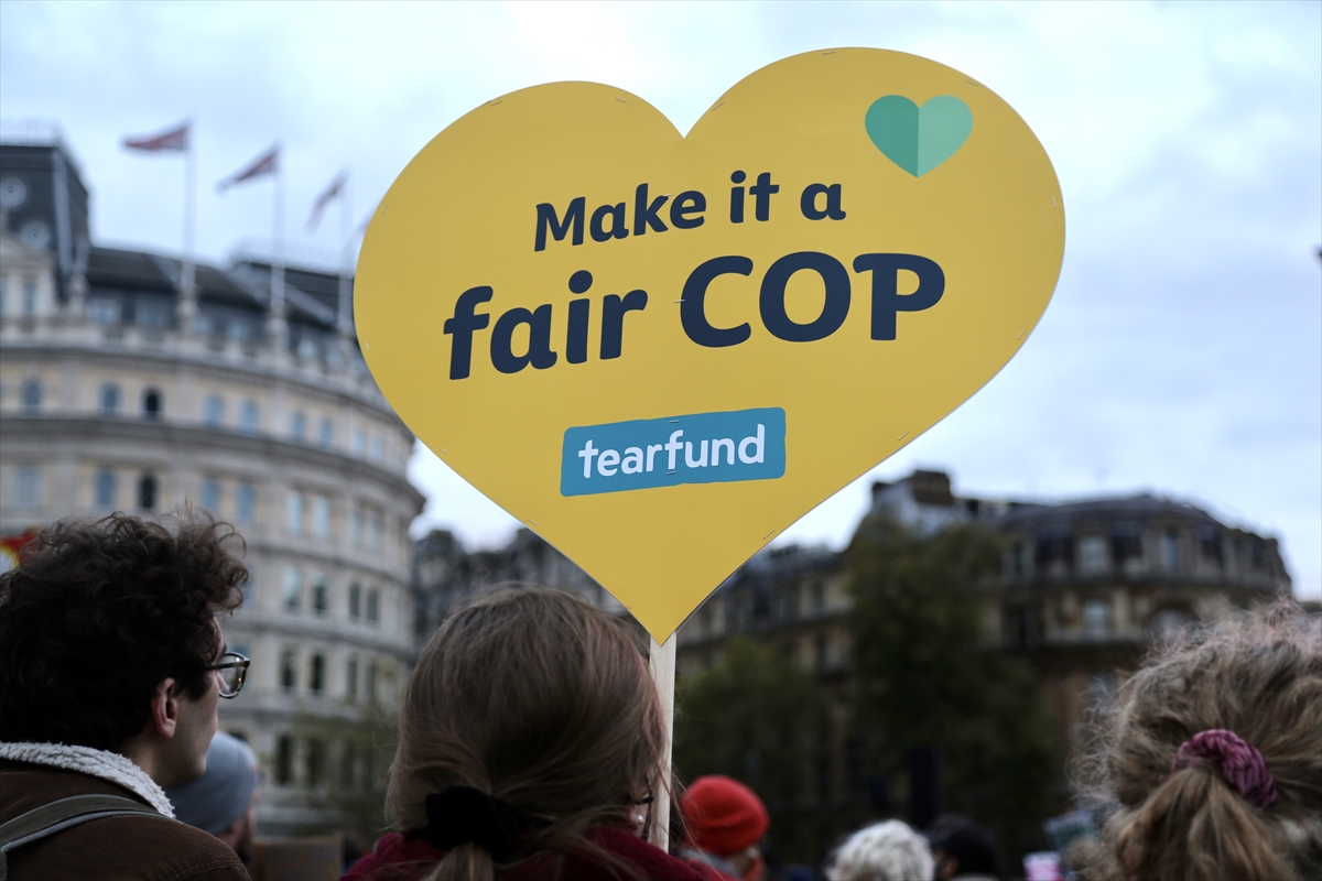 Londra'da on binlerce kişi iklim için yürüdü