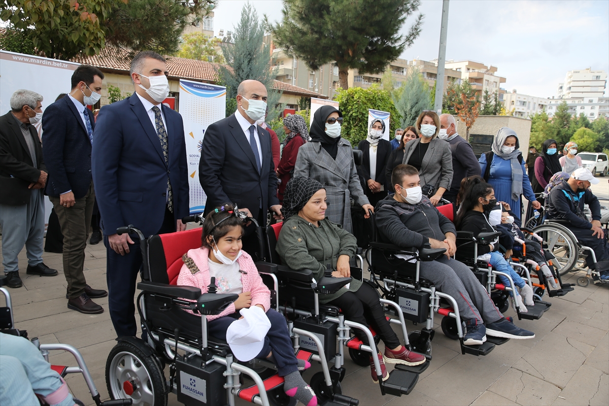 Mardin'de 28 engelliye akülü ve manuel tekerlekli sandalye hediye edildi