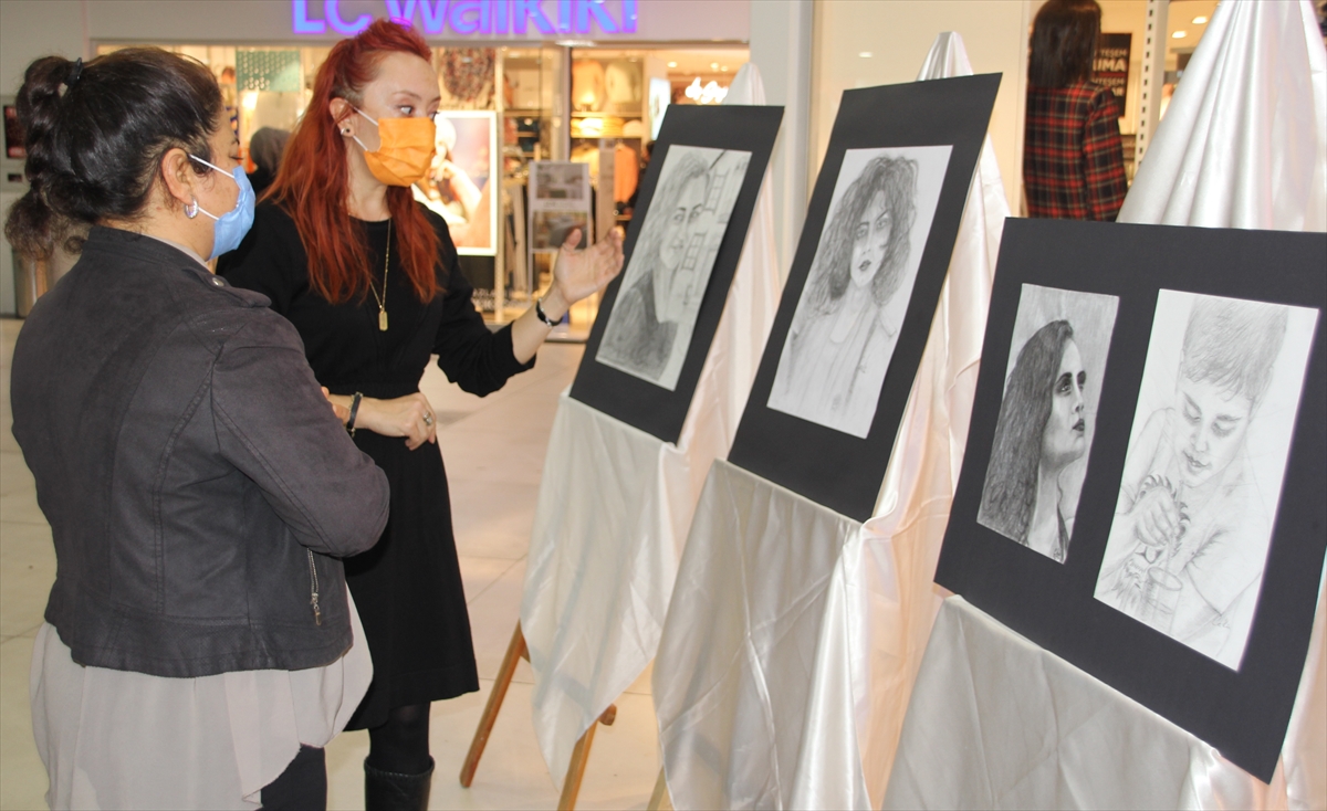 Mersin'de 10 öğretmenin kadına şiddeti anlattığı resim sergisi açıldı