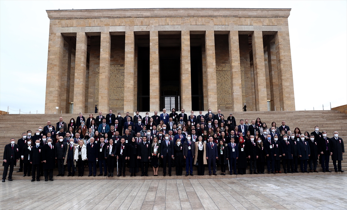 Milli Eğitim Bakanı Özer, öğretmenlerle Anıtkabir'i ziyaret etti