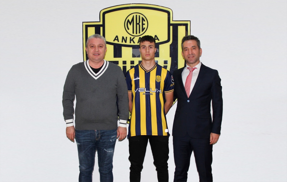 MKE Ankaragücü, altyapısında oynayan Arda Kumru ile profesyonel sözleşme imzaladı