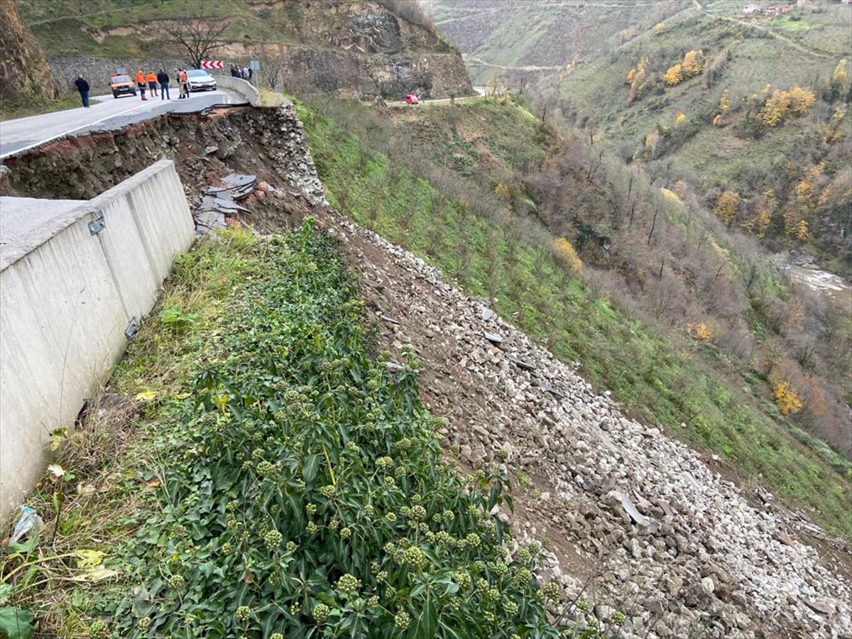 Ordu'da heyelan anı kameraya yansıdı