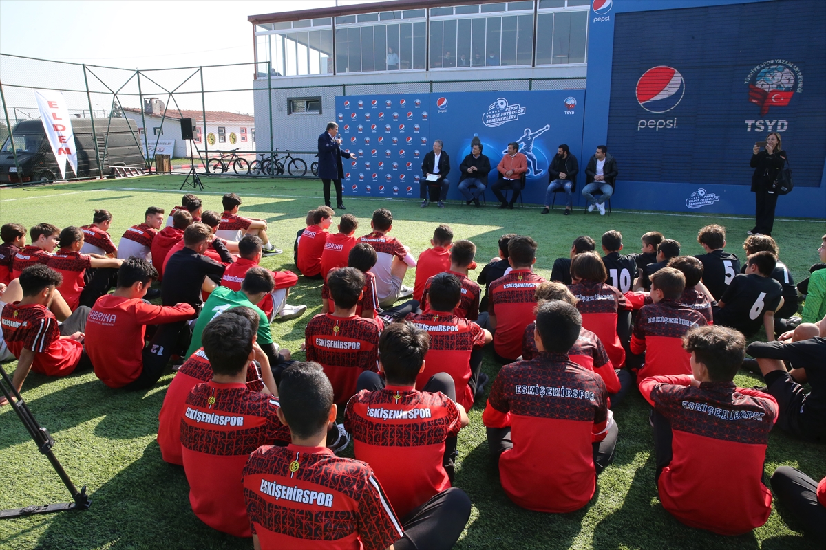 “Pepsi Yıldız Futbolcu Seminerleri”nin ilki Eskişehir'de gerçekleştirildi