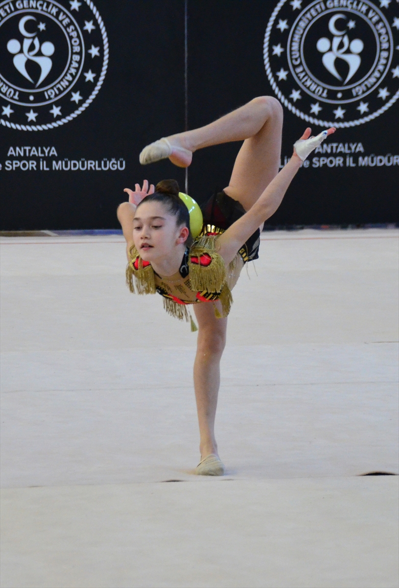 Ritmik Cimnastik Küçükler Kulüplerarası Türkiye Şampiyonası Antalya'da başladı