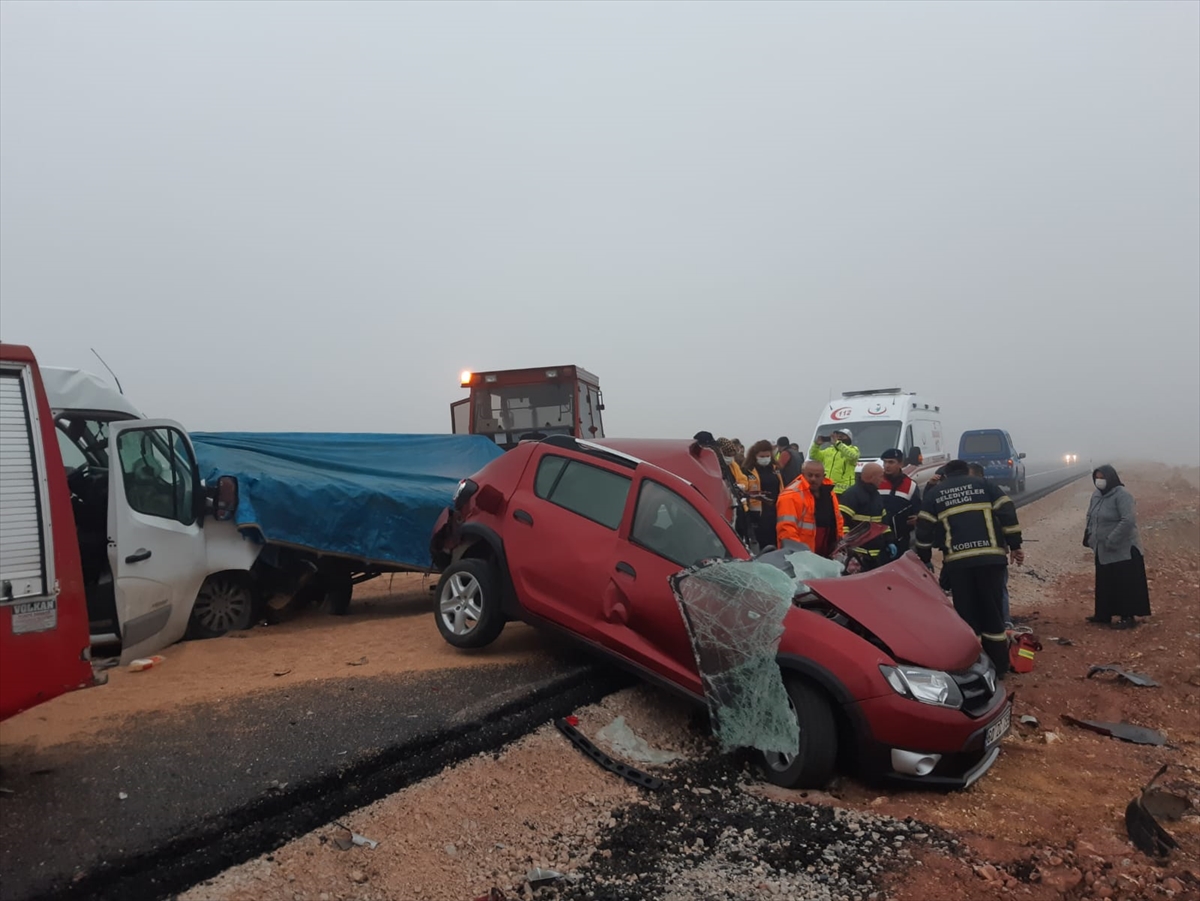 Tokat'ta 3 aracın karıştığı kazada bir kişi öldü, 9 kişi yaralandı