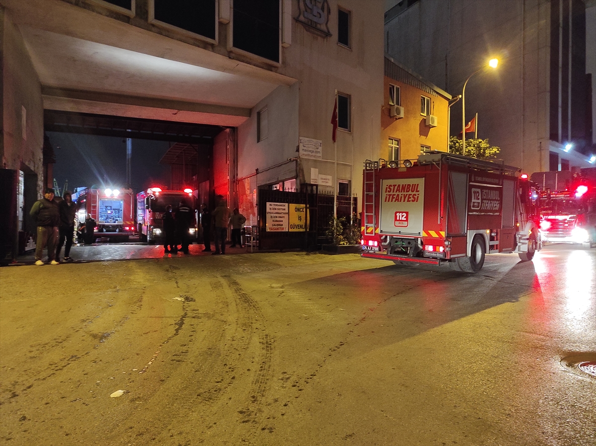 Tuzla'da bir tersanede çıkan yangın söndürüldü