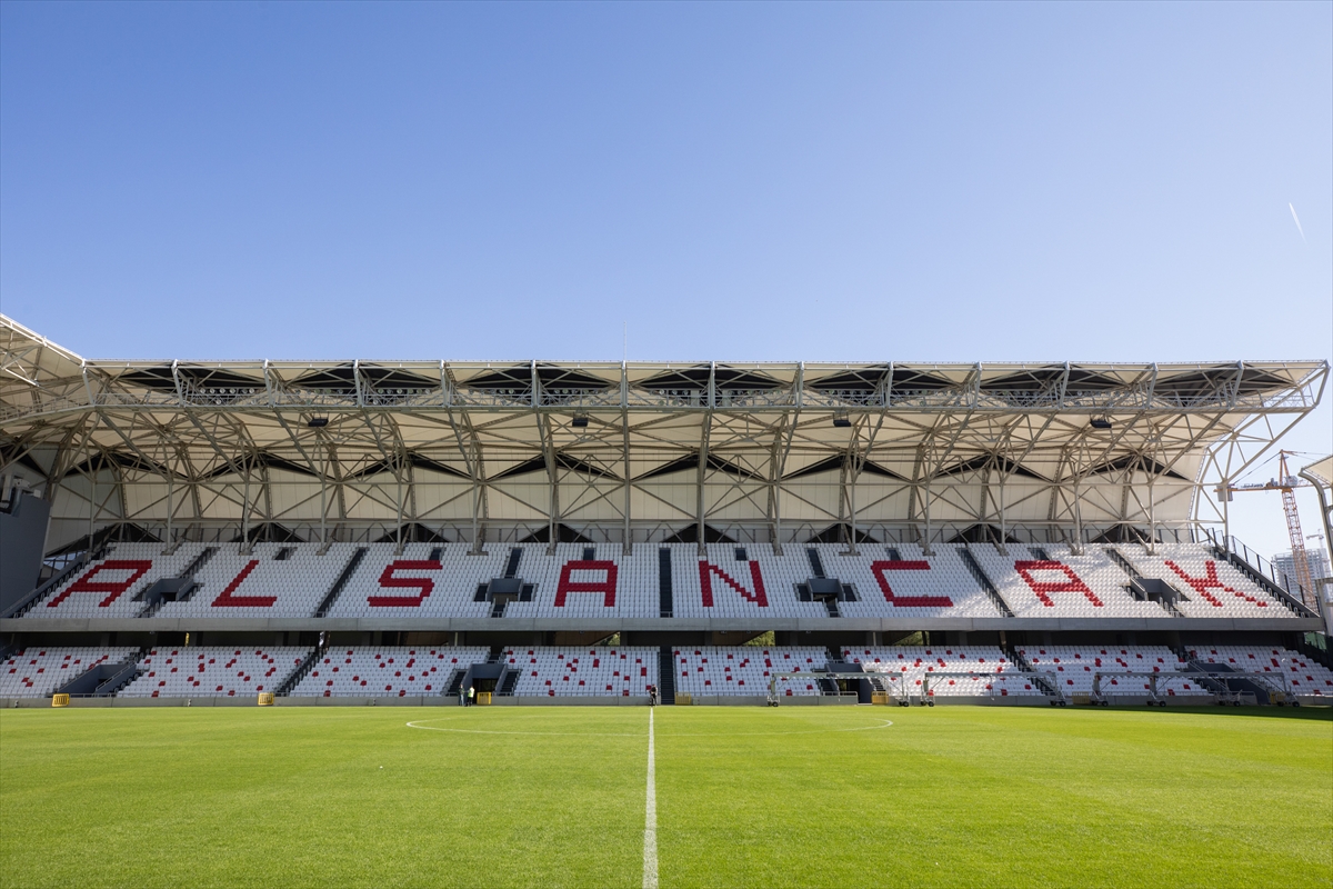 Yeniden yapılan Alsancak Stadı, futbolseverlerle buluşacağı günü bekliyor