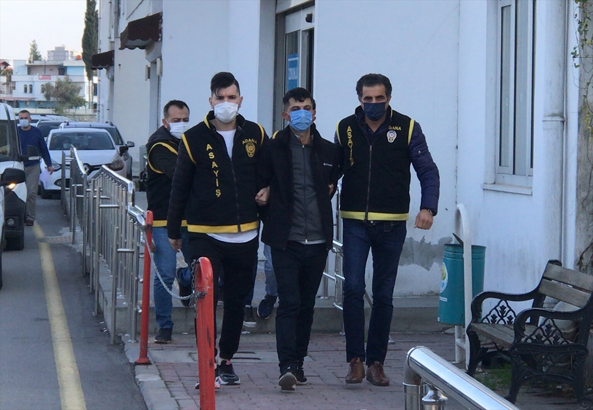 Adana'da akaryakıt istasyonunda silahlı soygun güvenlik kamerasında