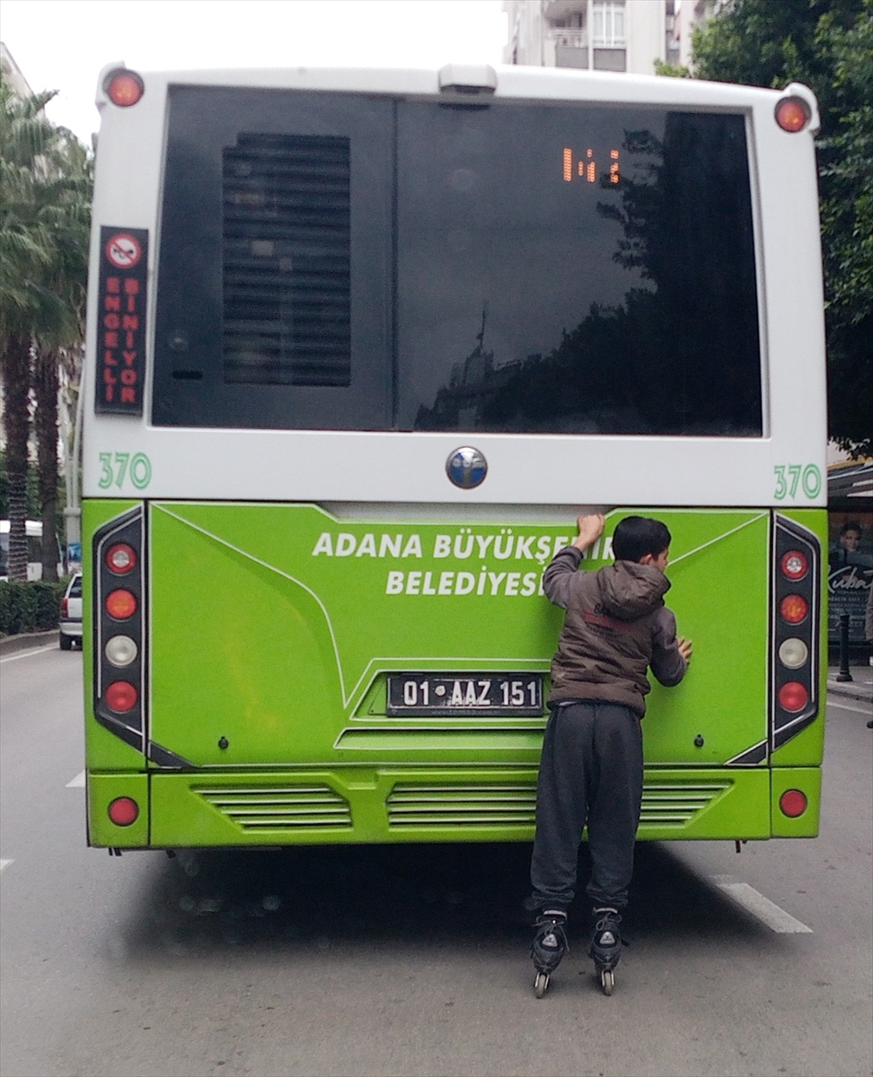 Adana'da otobüse tutunarak ilerleyen patenli çocuğun tehlikeli yolculuğu kamerada