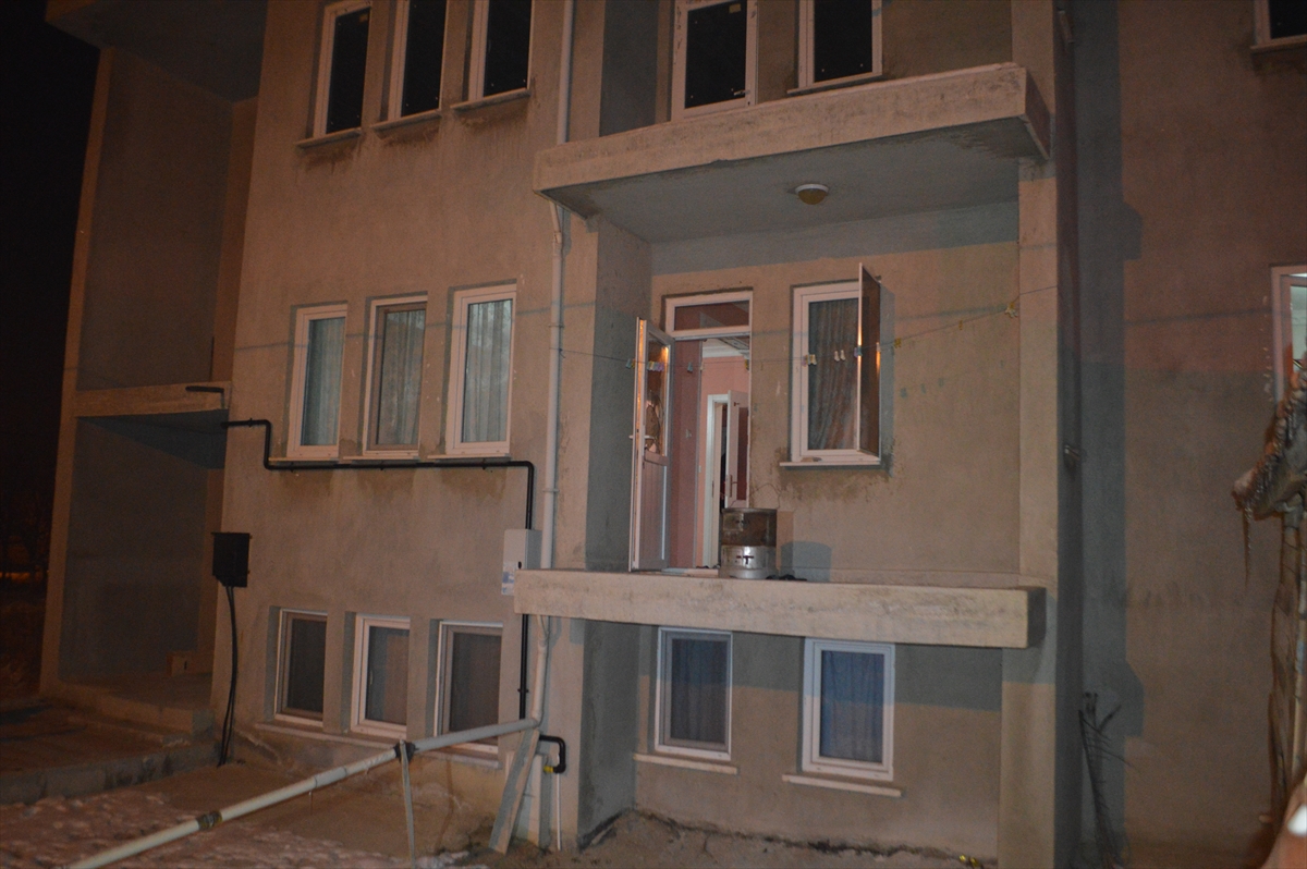 Afyonkarahisar'da sobadan sızan gazdan zehirlenen 3 kişi hastaneye kaldırıldı