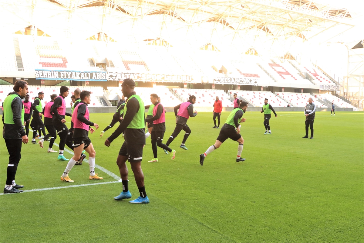 Altay, Hatayspor maçının son antrenmanını Alsancak Mustafa Denizli Stadı'nda yaptı