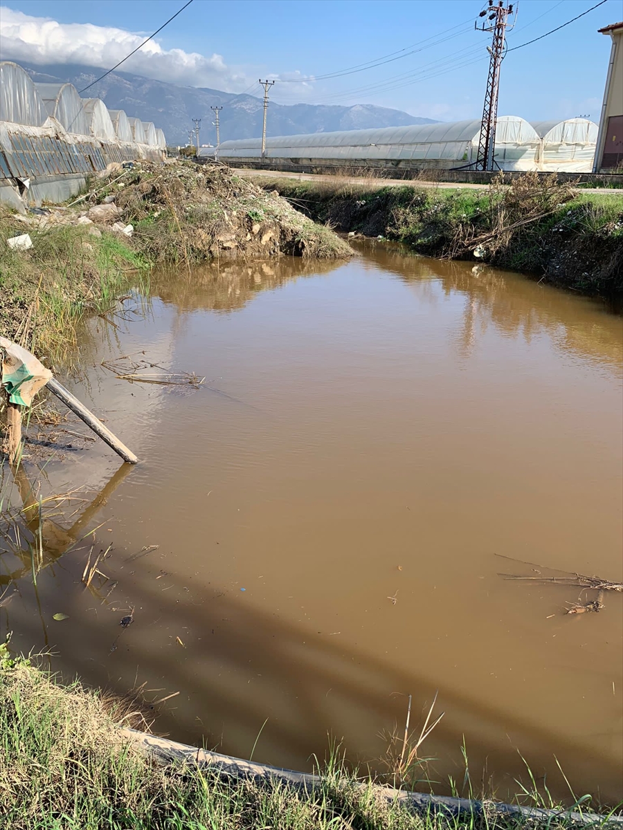 Antalya'nın Demre ilçesinde sağanak su baskınlarına neden oldu