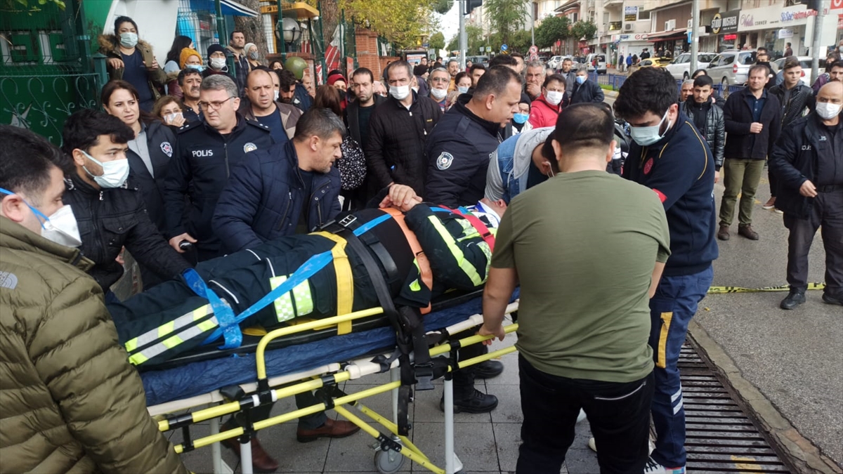 Aydın'da kazaya müdahale eden polis otomobilin çarpması sonucu yaralandı