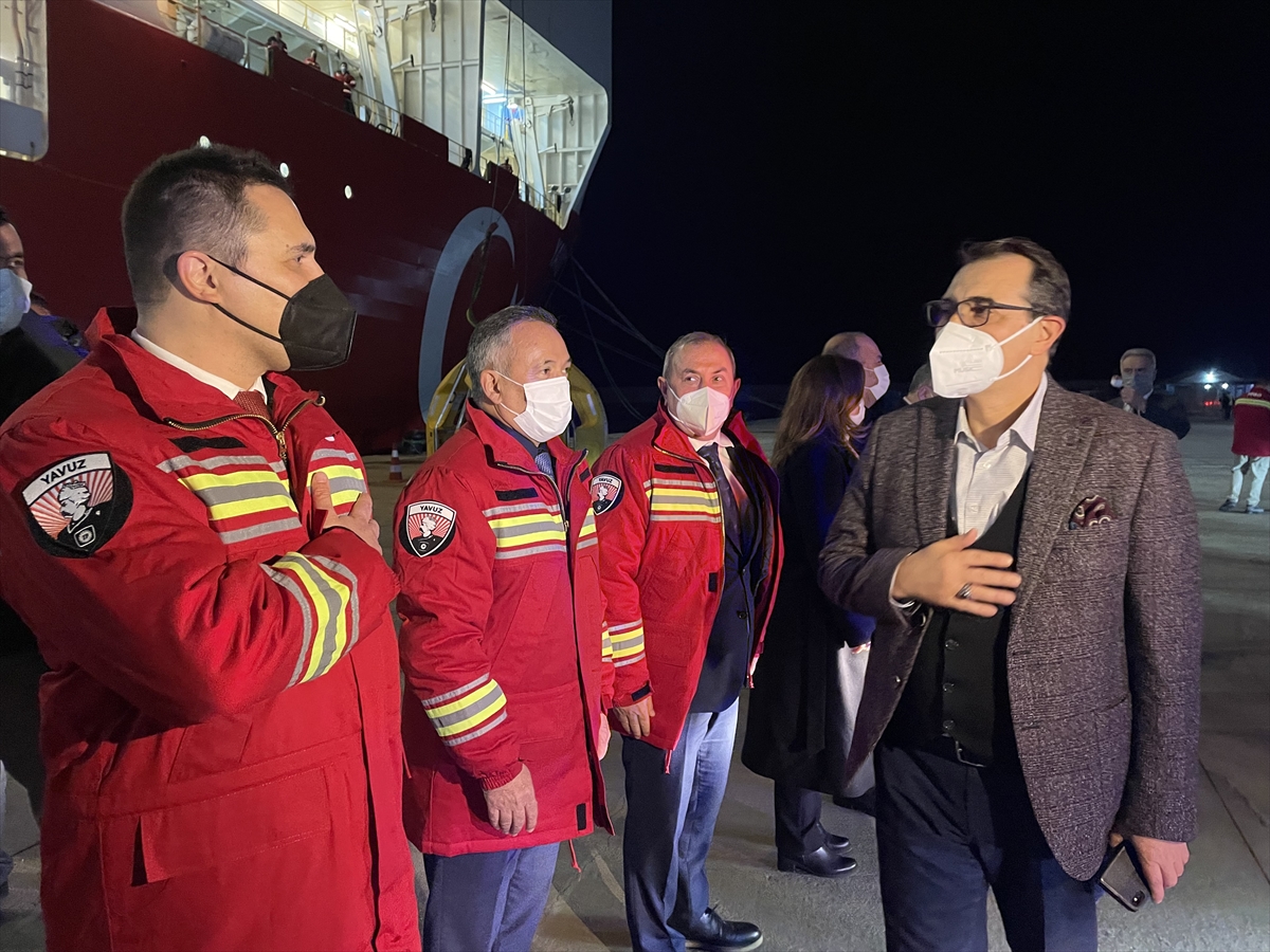 Bakan Dönmez, Yavuz sondaj gemisi personeliyle buluştu