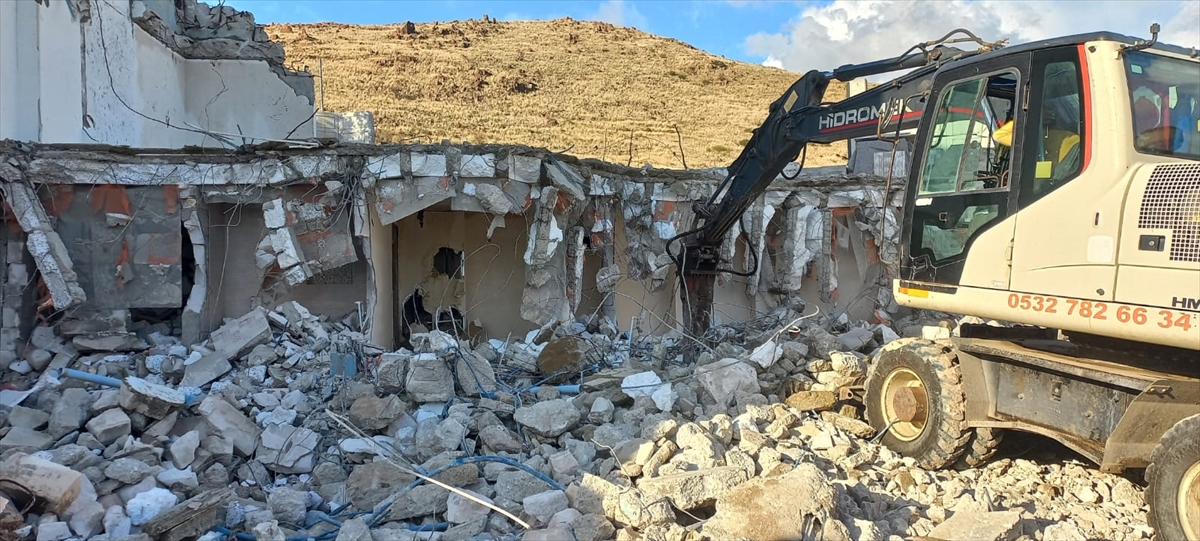 Bodrum'da kaçak yapıların yıkımı sürüyor