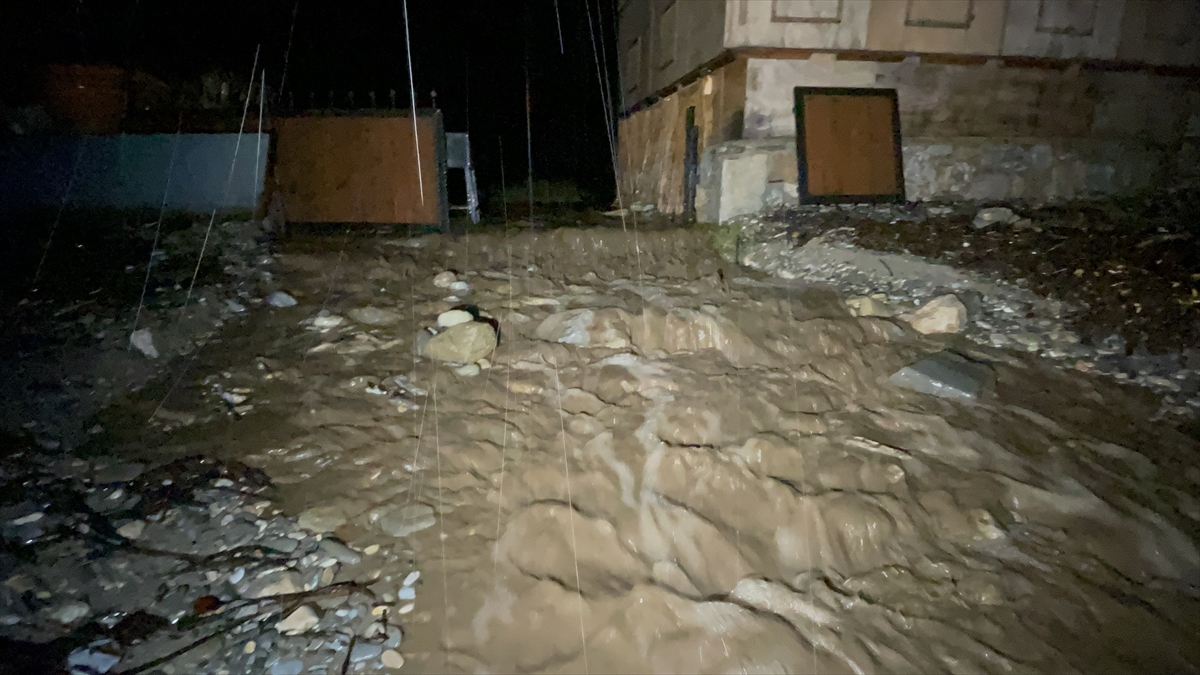 Bodrum'da sağanak nedeniyle evleri su bastı, kaya parçaları yolları kapattı