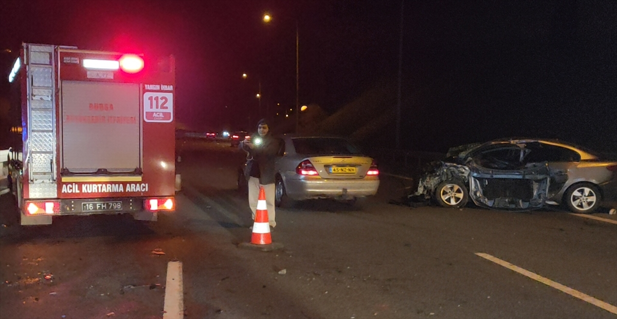 Bursa'da iki otomobilin çarpışması sonucu 3 kişi öldü, 2 kişi yaralandı