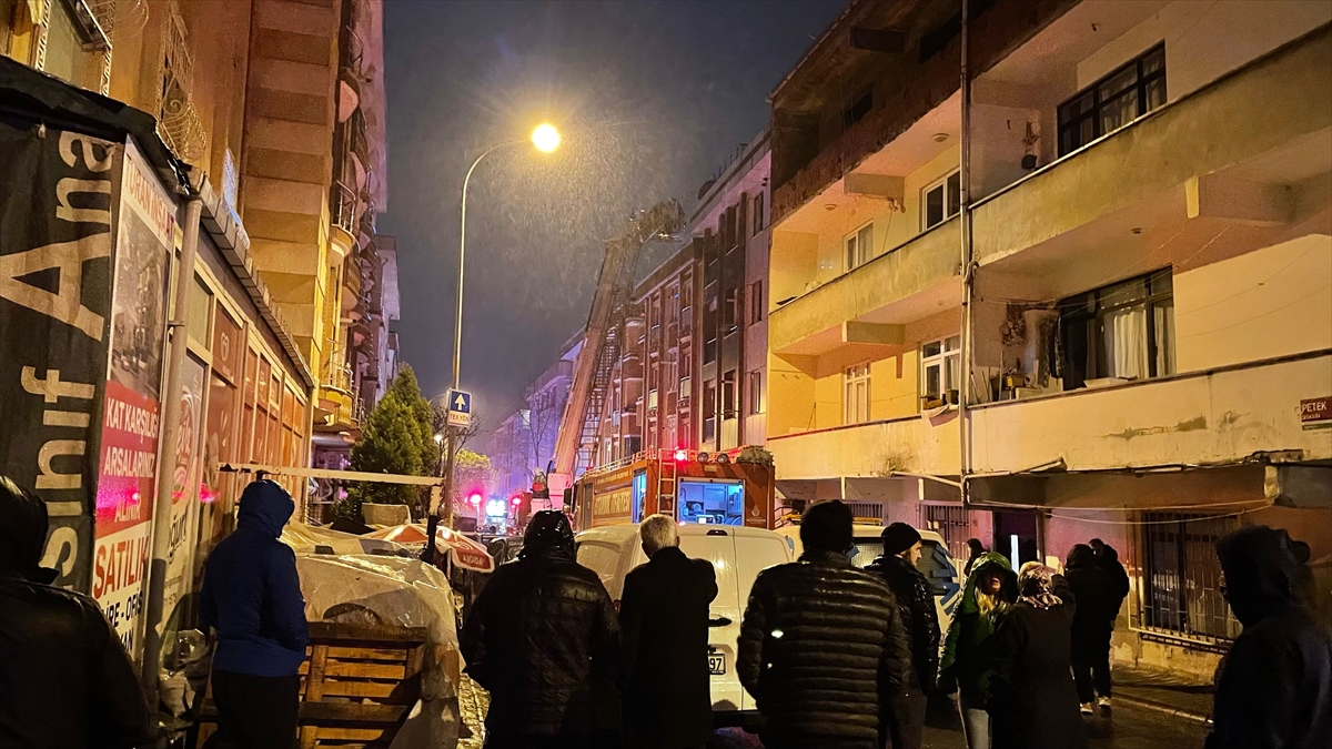 Çekmeköy’de binanın çatısında çıkan yangın söndürüldü