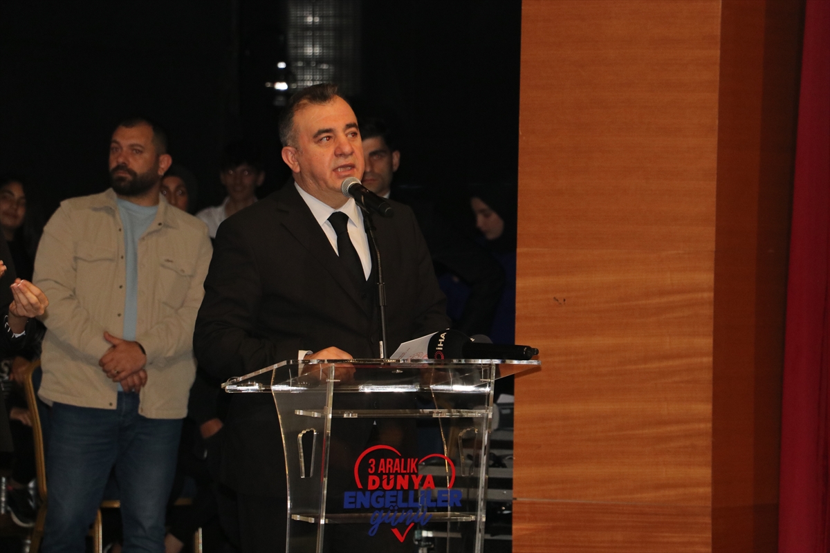 Diyarbakır'da engelliler sahnede hünerlerini sergiledi