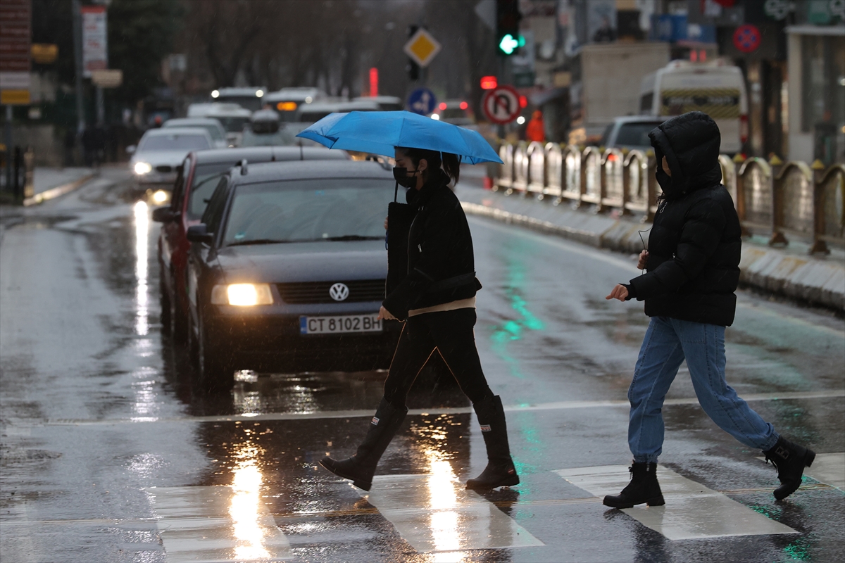 Edirne'de sağanak trafikte aksamalara ve kazalara neden oldu