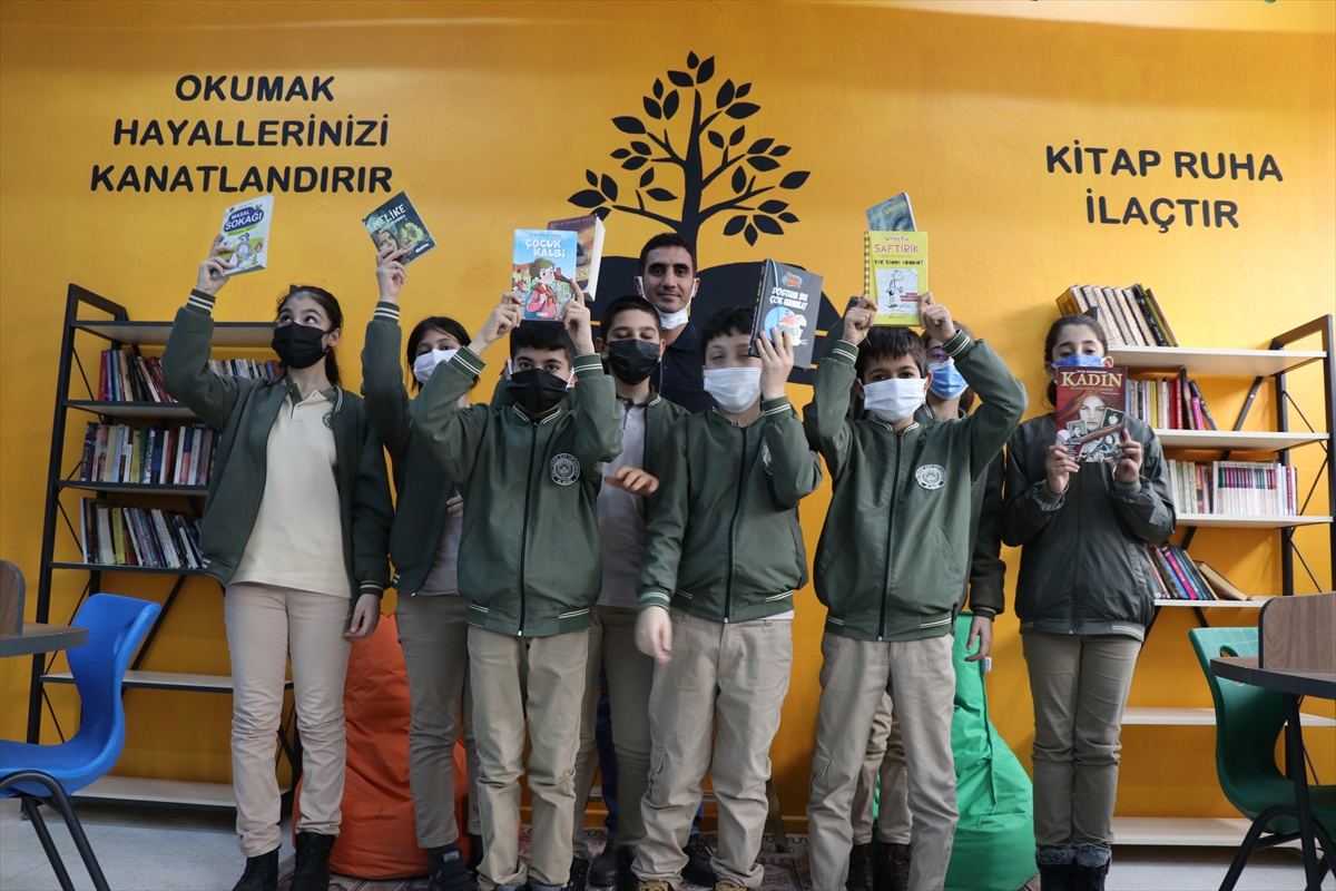 Elazığ'da resim öğretmenleri kütüphane duvarlarını tuvale dönüştürdü