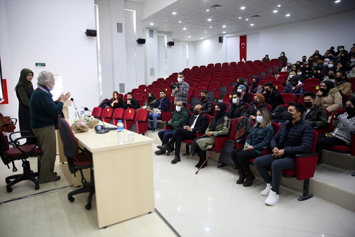 Elazığ'da yaşlılar hayat tecrübelerini üniversiteli gençlerle paylaştı