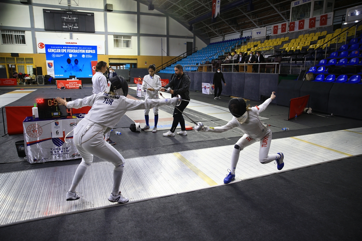 Eskrimde Gençler Epe Federasyon Kupası, Sakarya'da başladı