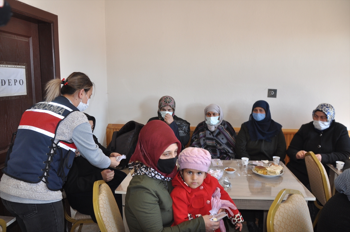 Kars'ta jandarma ekipleri köydeki kadınlara KADES'i anlattı