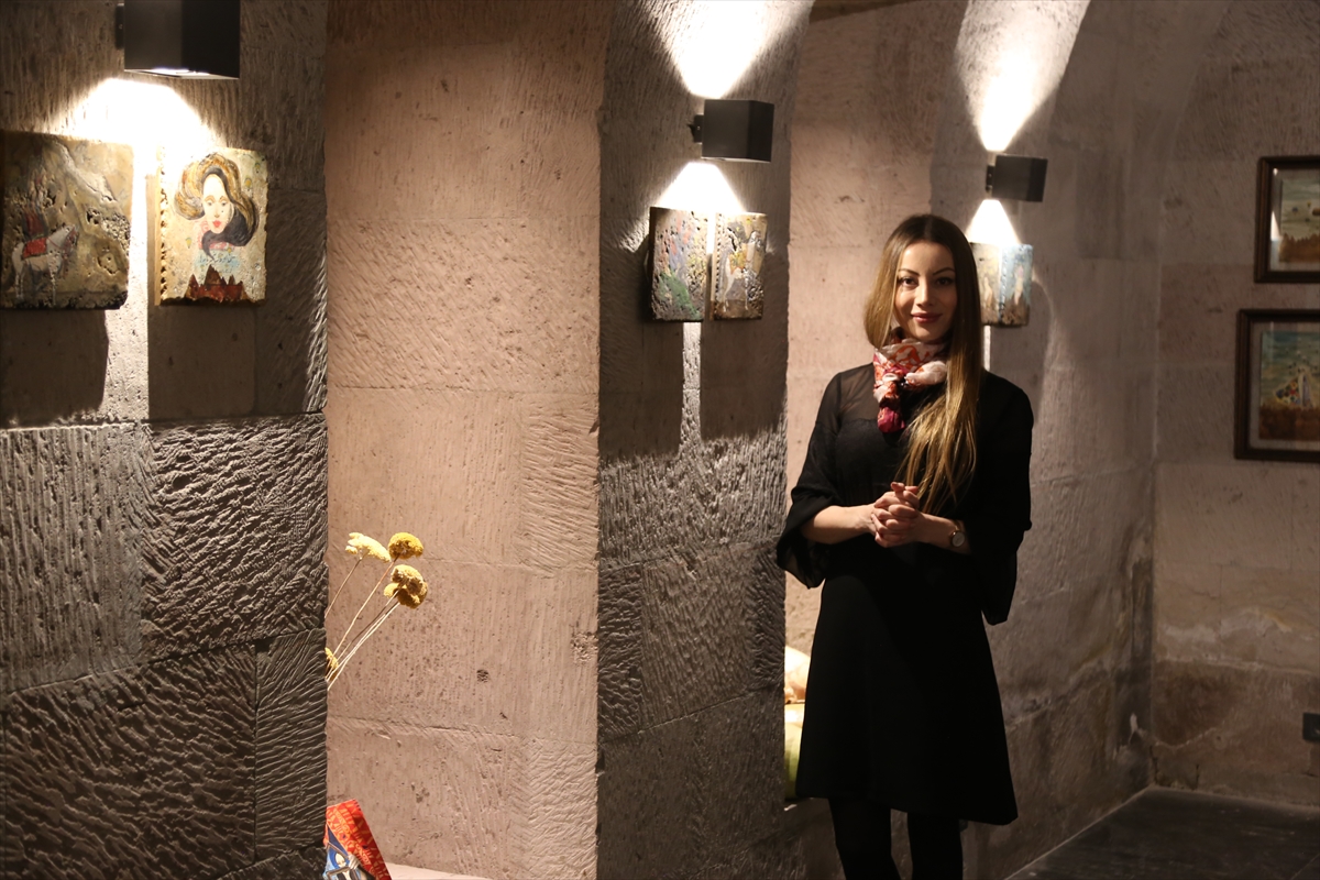 Kayaçların üzerine yapılan resimler Kapadokya'da sanatseverlerle buluştu