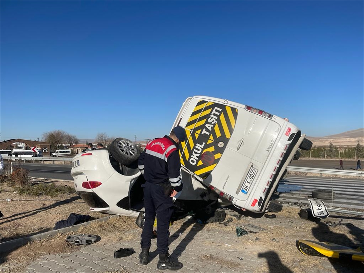 Kayseri'de minibüs ile otomobilin çarpıştığı kazada 7 kişi yaralandı
