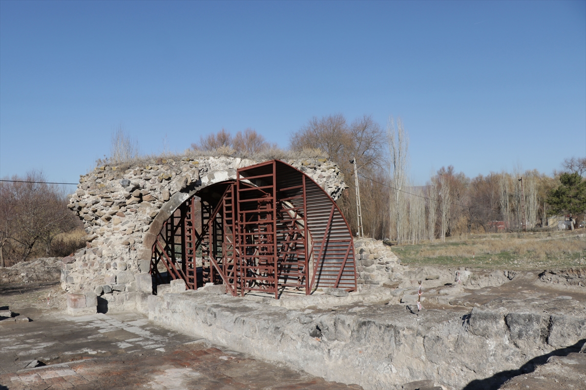 Keykubadiye Sarayı'ndaki kazılarda avlu ve çokgen havuz ortaya çıkarıldı