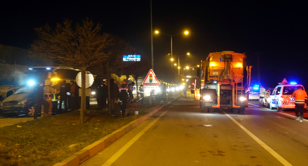 Kırıkkale'de zincirleme trafik kazasında 5 kişi yaralandı