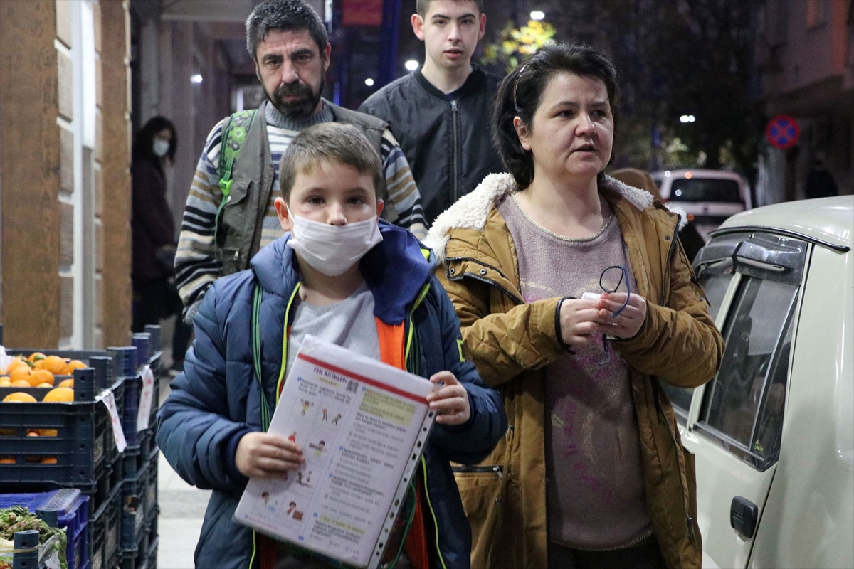 Manisa'da sokak köpeğinin saldırısı sonucu yaralanan çocuk okuluna başladı