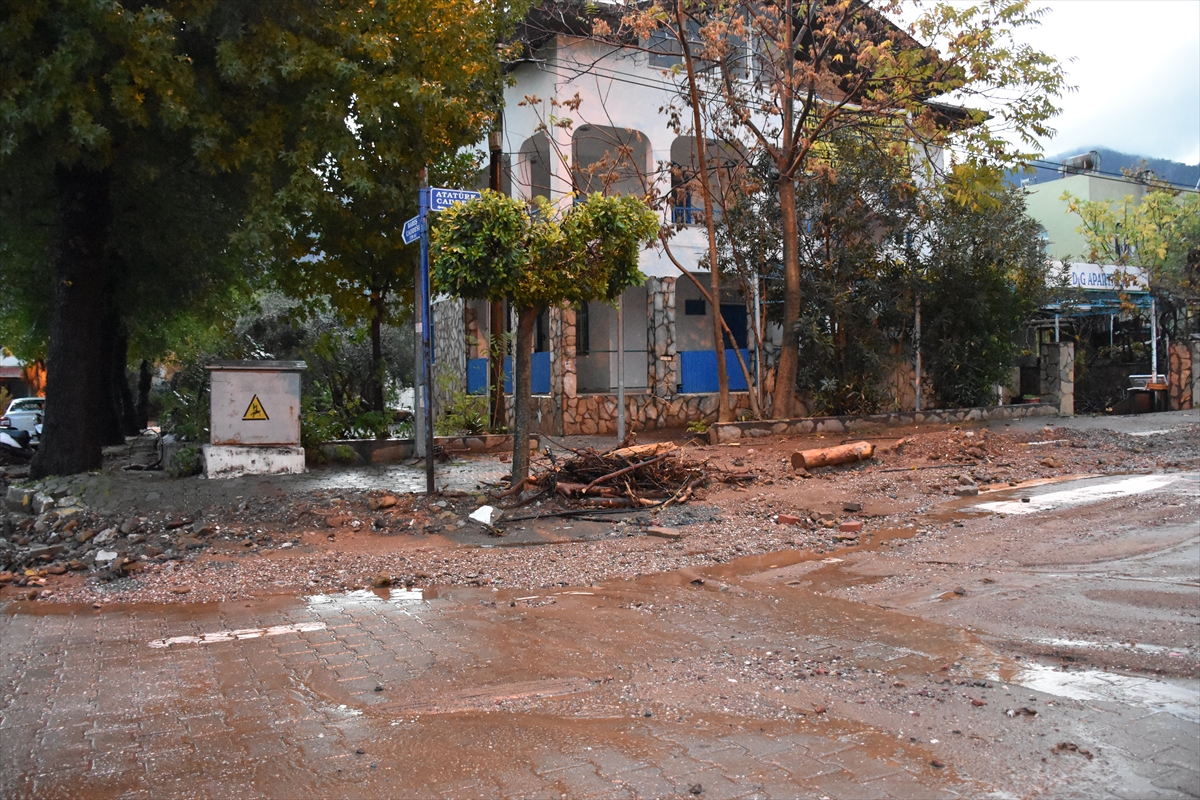 Marmaris'te sağanaktan dolayı dereler taştı, evleri su bastı
