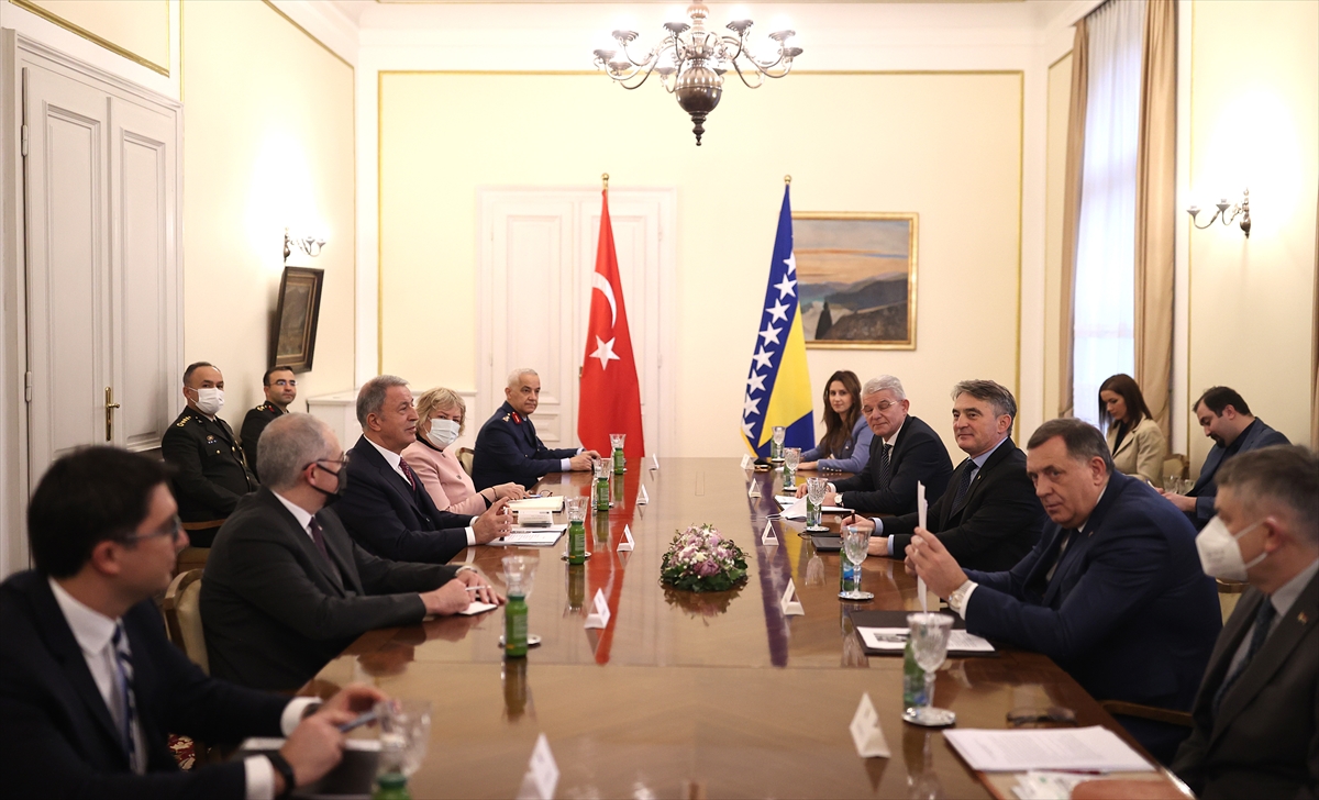 Milli Savunma Bakanı Akar, Bosna Hersek Devlet Başkanlığı Konseyi üyeleri ile görüştü