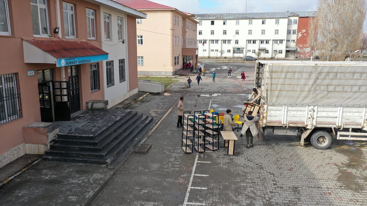 Muş'ta meslek lisesi öğrencileri 177 okula kütüphane yaptı