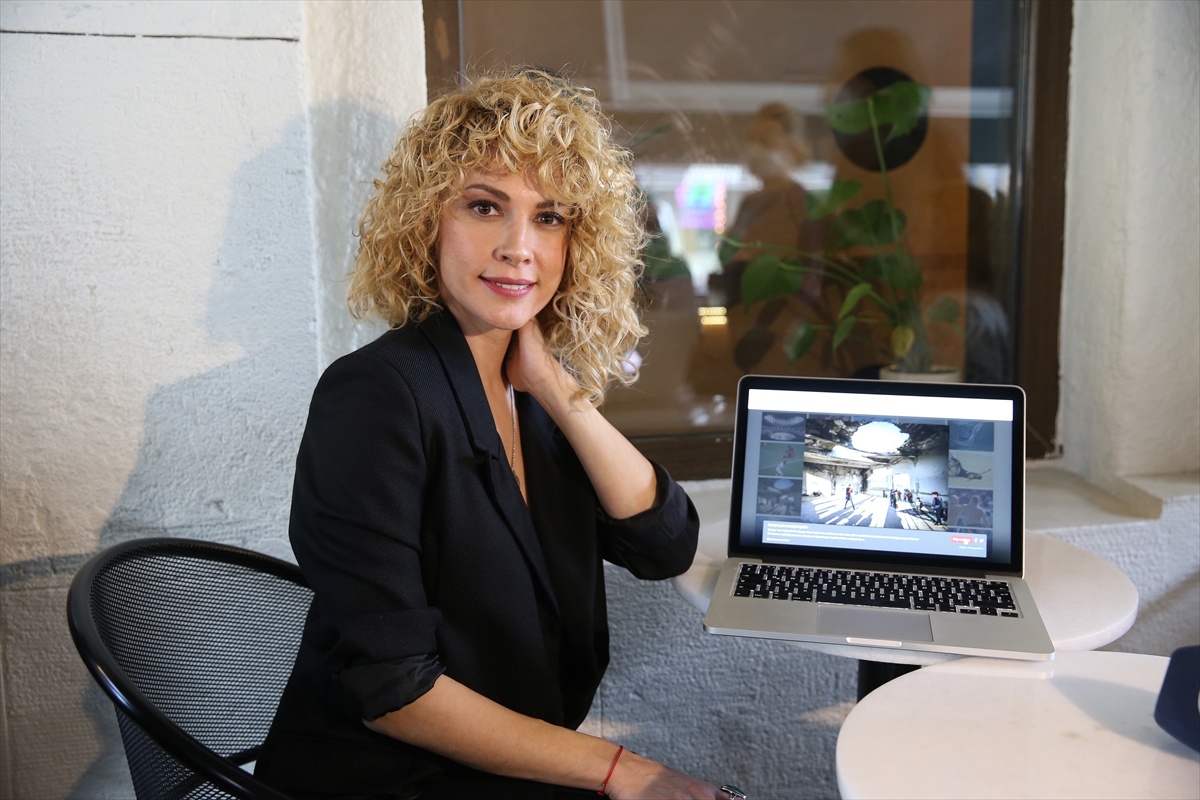 Oyuncu Açelya Topaloğlu, AA'nın “Yılın Fotoğrafları” oylamasına katıldı
