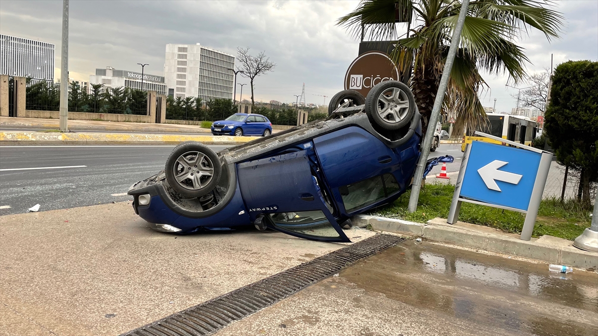 Pendik'teki trafik kazasında 2 kişi yaralandı