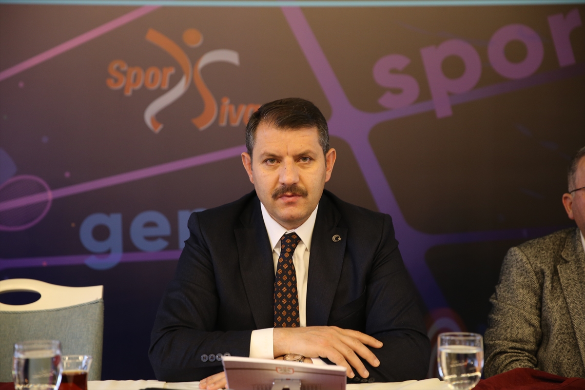 Sivas'ta kırsaldaki çocuklar kayakla tanışıyor