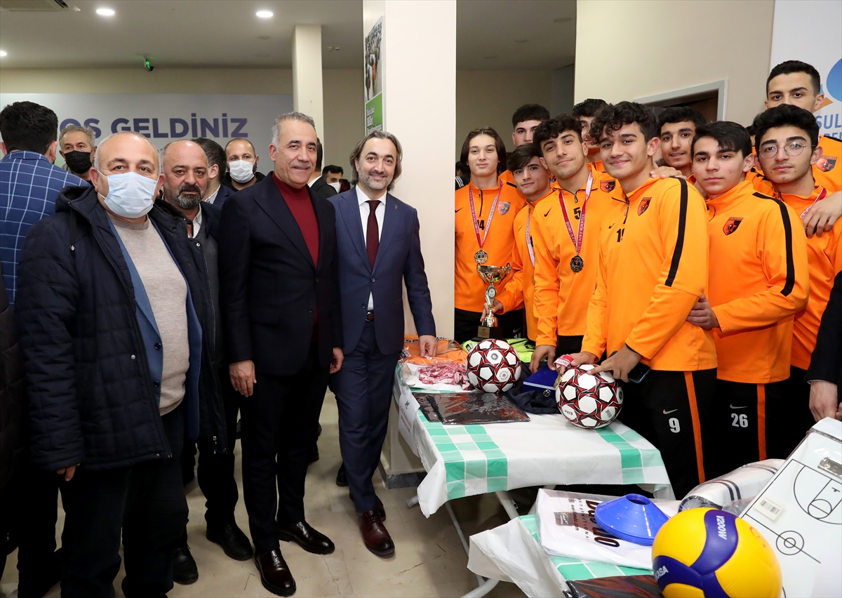 Sultangazi Belediyesinden amatör spor kulüplerine malzeme desteği
