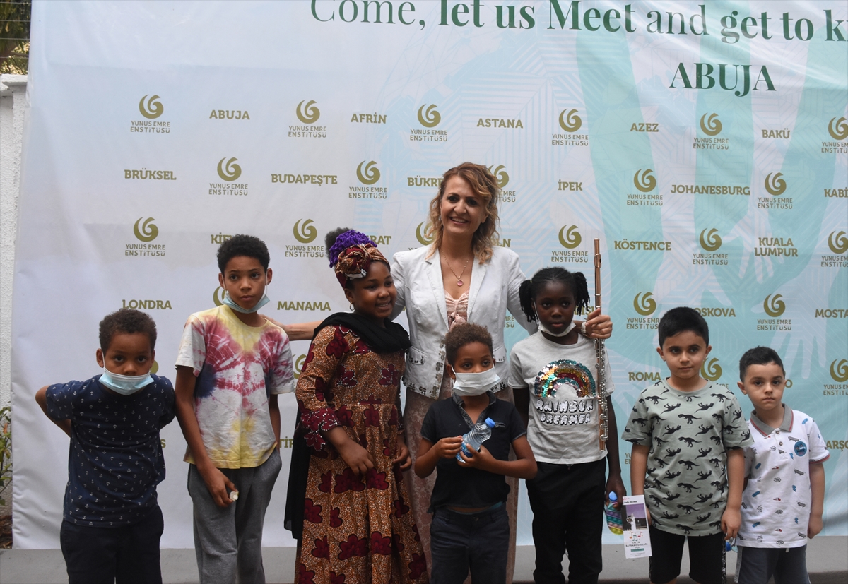 Türk sanatçı, Nijerya'daki çocuklara konser verdi