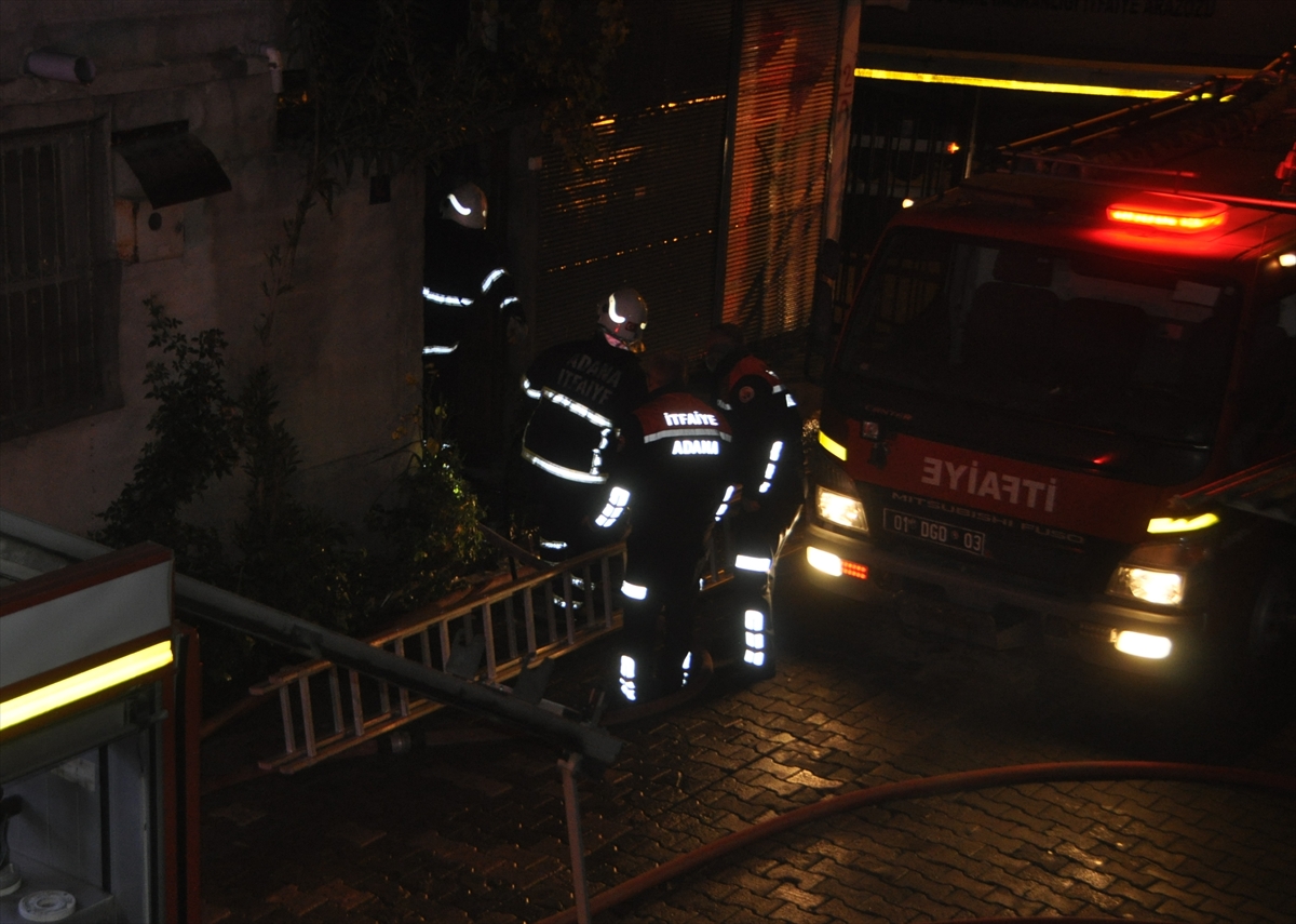 Adana'da yakınlarının taziyesine giden ailenin evi yangında kullanılamaz hale geldi