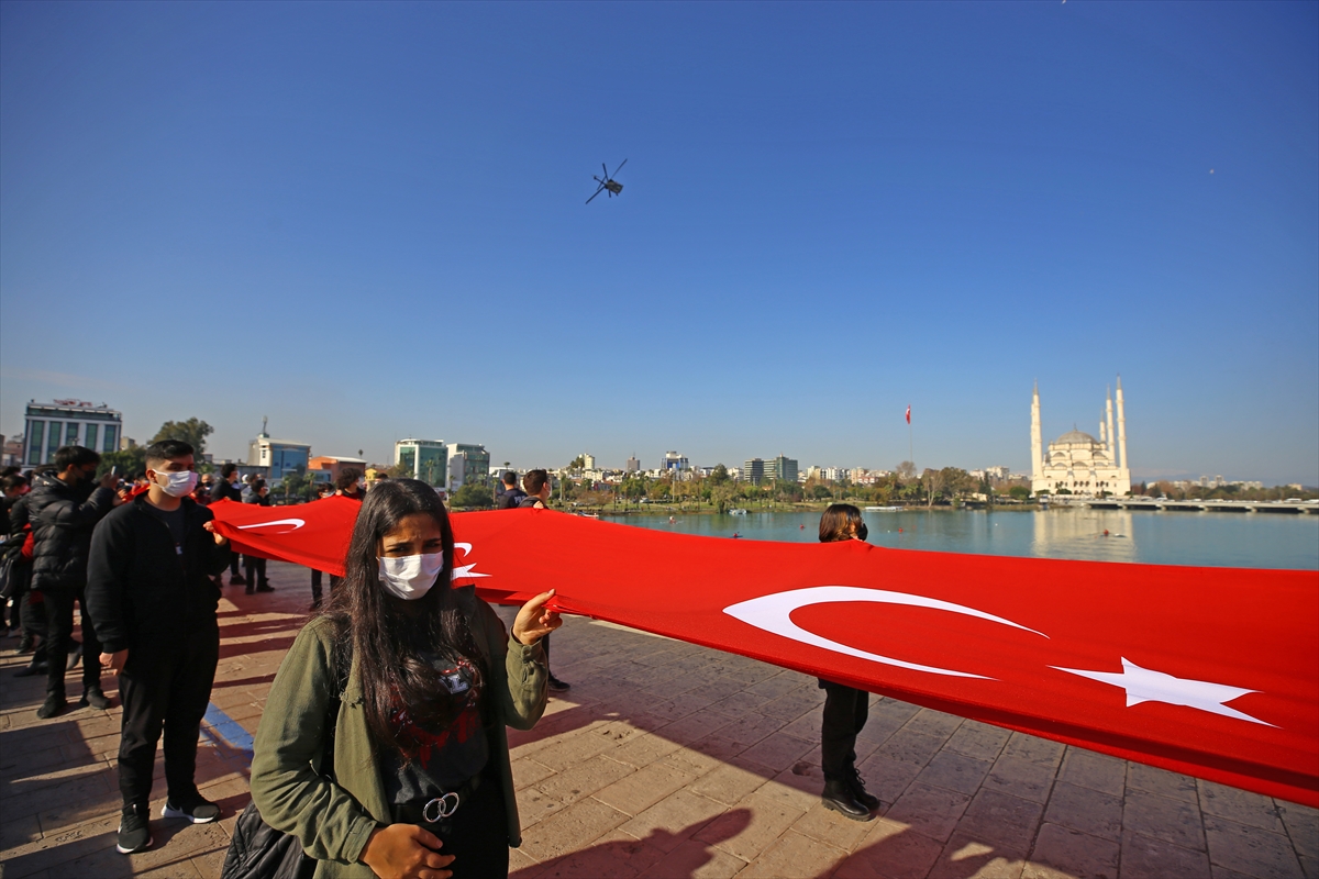 Adana'nın kurtuluşunun 100. yılına özel 3 bin 628 metrelik Türk bayrağı açıldı